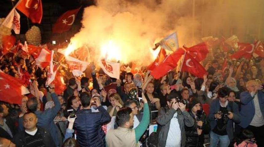 Balıkesir'de 'evet' Kutlaması