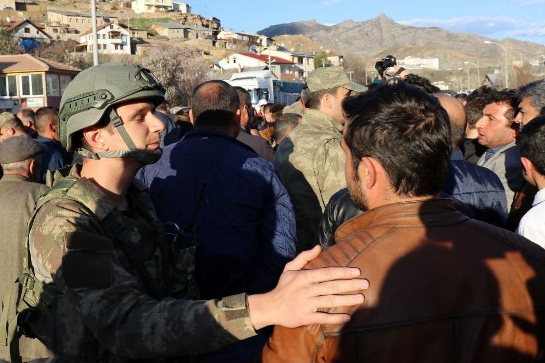 Kazalar Da Yol Da Bir T&uuml;rl&uuml; Bitmeyince Tekke K&ouml;yl&uuml;leri Karayolunu Kapattı