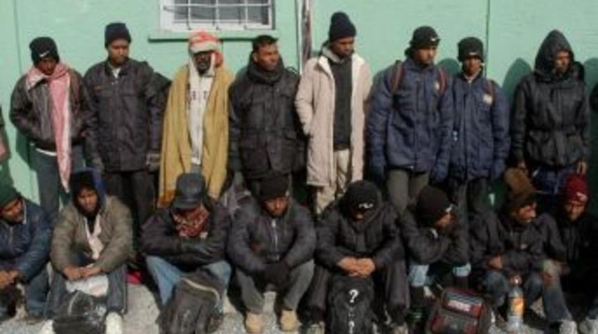 Başkale&rsquo;de 16 Ka&ccedil;ak Şahıs Yakalandı