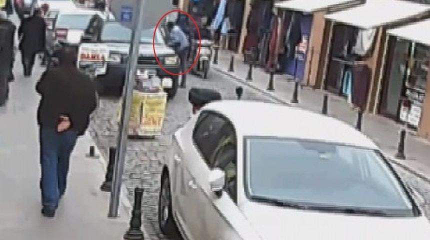 Otomobilden 15 Bin Liralık Tespih &Ccedil;aldı