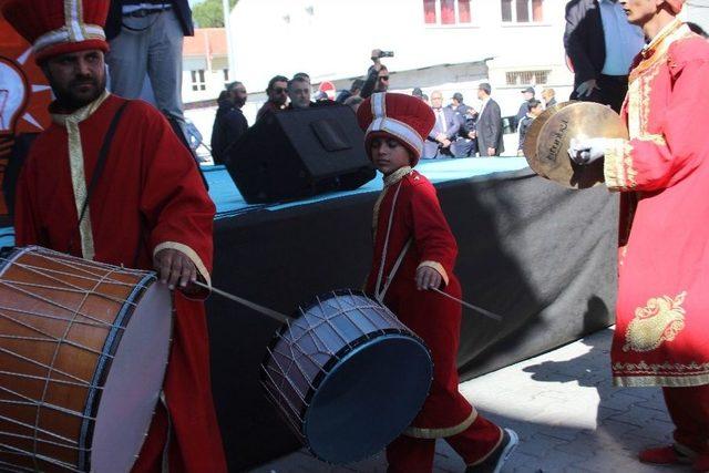 Doğuştan Yetenekli Minik Davulcu