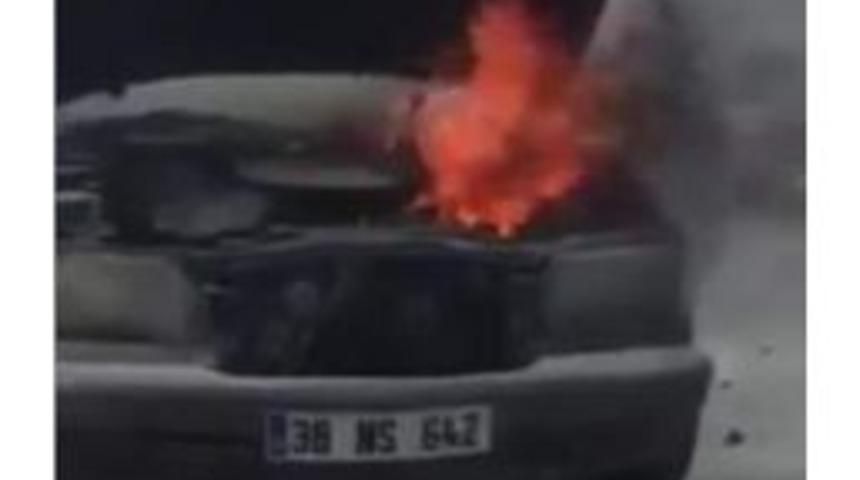 Yanan Otomobili Vatandaşlar S&ouml;nd&uuml;rd&uuml;