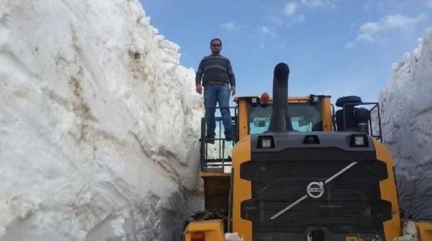 Hakkari'nin Konak K&ouml;y&uuml; Yolunda Kar M&uuml;cadelesi