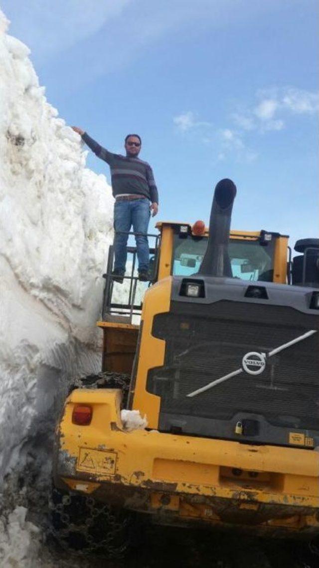 Hakkari'nin Konak Köyü Yolunda Kar Mücadelesi