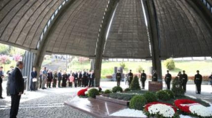 8. Cumhurbaşkanı Turgut &Ouml;zal, Mezarı Başında Anılıyor