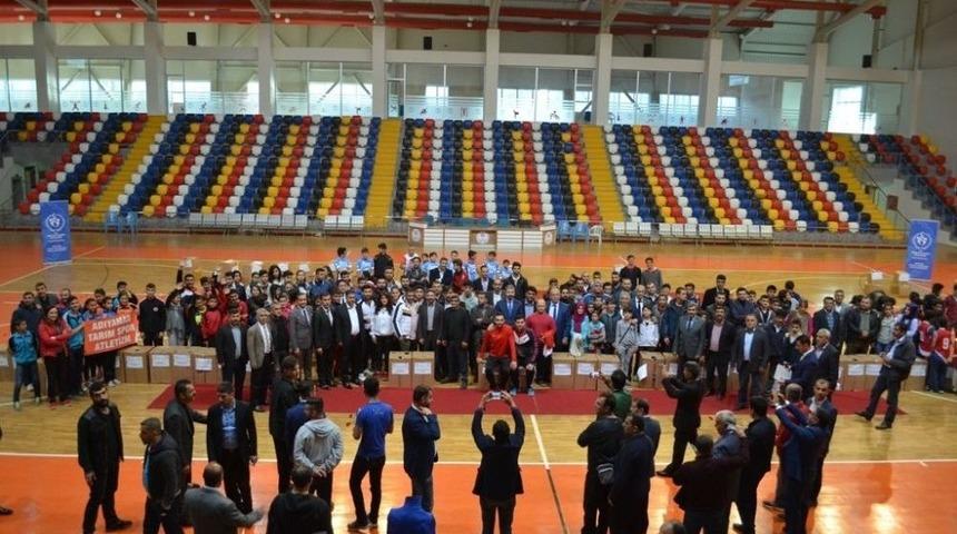Spor Kul&uuml;plerine Malzeme Yardımı Yapıldı