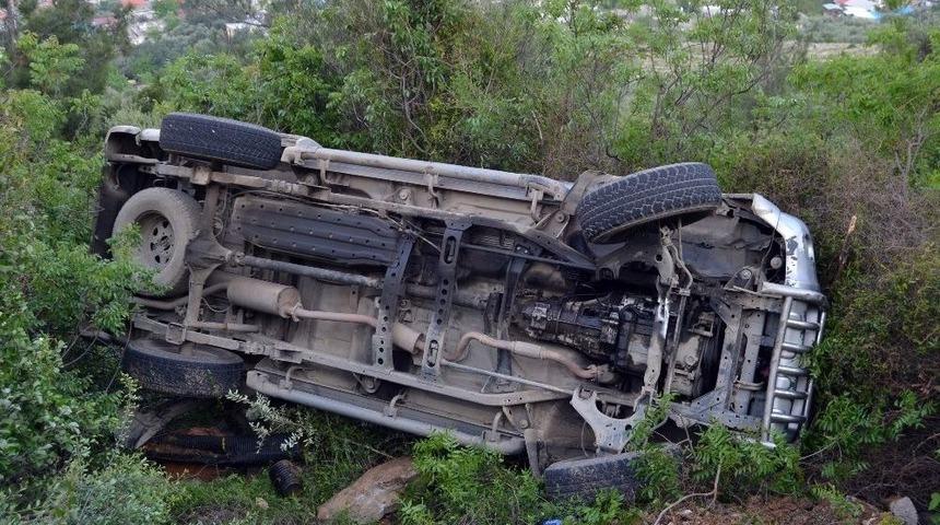 U&ccedil;uruma Yuvarlanan Kamyonet Ağa&ccedil;lara Takılı Kaldı: 2 Yaralı