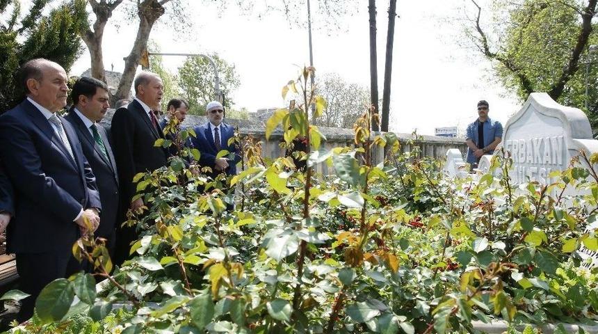 Cumhurbaşkanı Erdoğan, Necmettin Erbakan&rsquo;ın Kabrini Ziyaret Etti