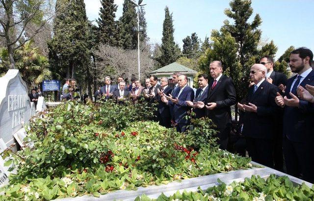 Cumhurbaşkanı Erdoğan, Necmettin Erbakan’ın Kabrini Ziyaret Etti