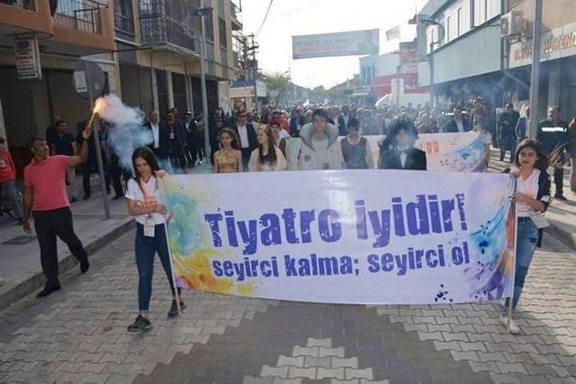 Maltepeli Tiyatrocular İzmir’i Fethetti