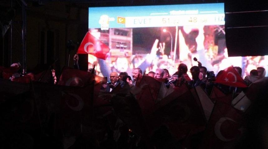 Kayseri&rsquo;de Referandum Sevinci