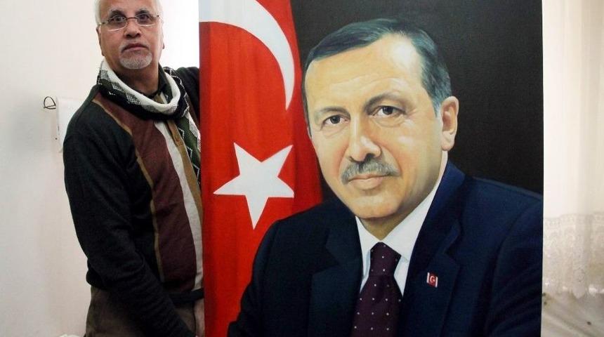 Eskiden Saddam Hüseyin’i Çiziyordu, Şimdi Türkiye’nin Ünlülerini Çiziyor