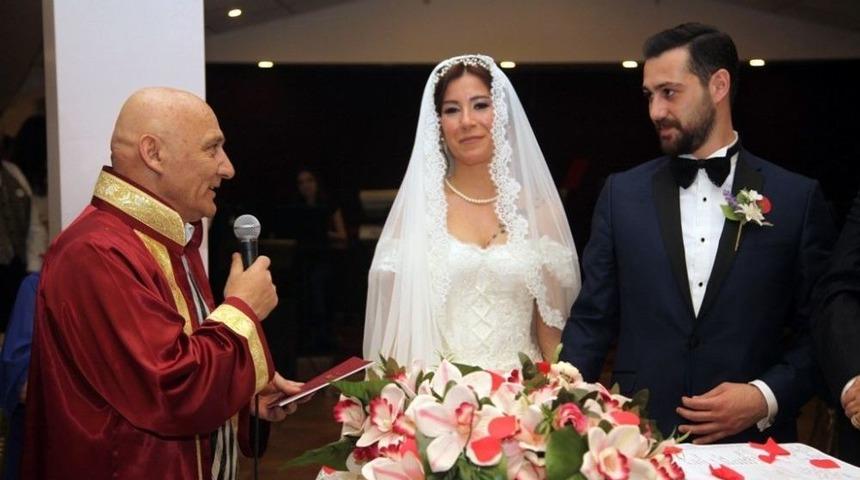 Başkan Altınok &Ouml;z Gen&ccedil; &Ccedil;iftin Nikahını Kıydı