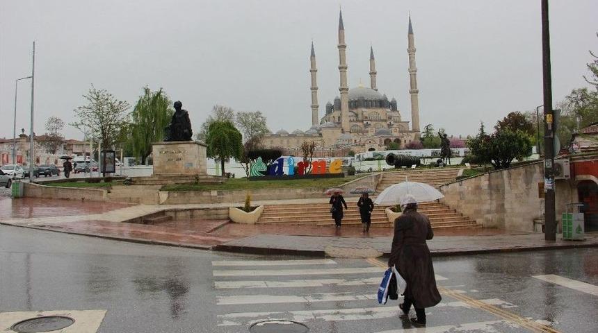 Edirne&rsquo;de Sağanak Yağış Etkisini S&uuml;rd&uuml;r&uuml;yor
