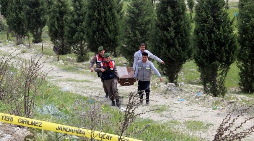 Denizli&rsquo;de Yolun Kenarında Kimliği Belirsiz Kadın Cesedi Bulundu