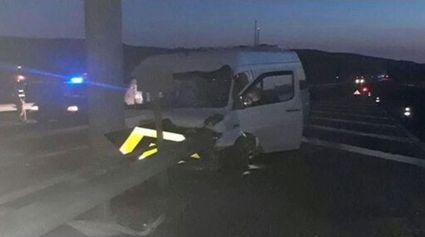 D&uuml;ğ&uuml;ne Giden Minib&uuml;s Orta Ref&uuml;je &Ccedil;arptı; 9 Yaralı