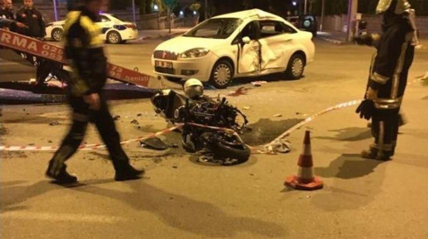 Kırmızı Işıkta Ge&ccedil;ip Otomobile &Ccedil;arptı: 1 &Ouml;l&uuml;, 1 Yaralı