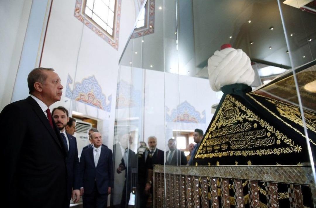Cumhurbaşkanı Erdoğan, Yavuz Sultan Selim T&uuml;rbesini Ziyaret Etti