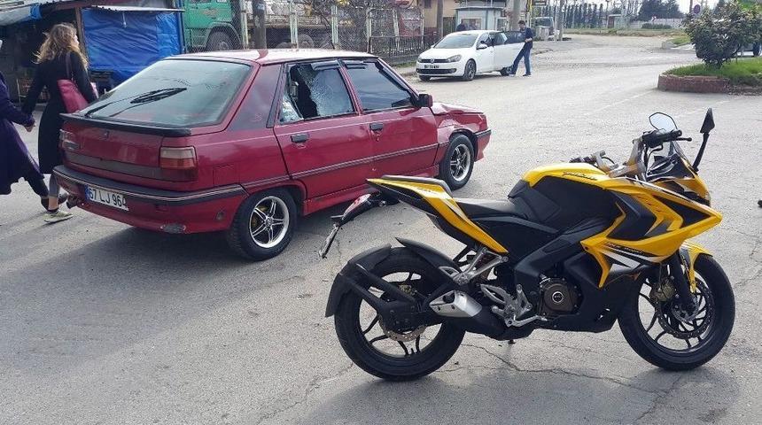 Motosiklet Otomobille &Ccedil;arpıştı:; 2 Yaralı