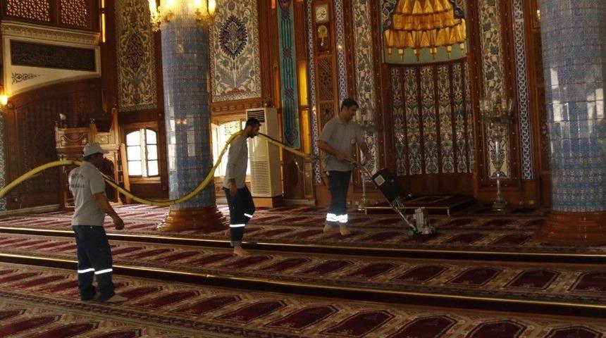 Akdeniz&rsquo;de İbadethaneler D&uuml;zenli Olarak Temizleniyor