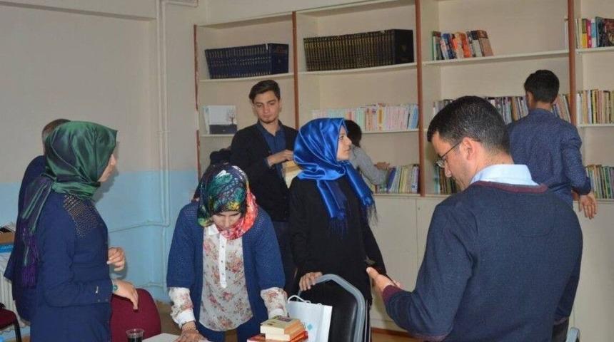 &Uuml;niversite &Ouml;ğrencilerinden İlkokul K&uuml;t&uuml;phanelerine Destek
