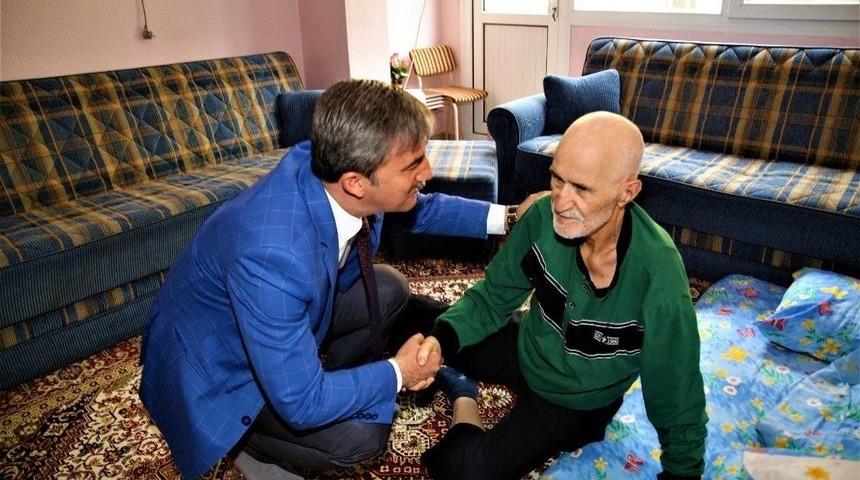 Duygulandıran Ziyarette Anlamlı Hediye