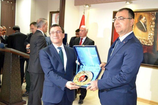 Turgut &Ouml;zal &Ouml;l&uuml;m Yıld&ouml;n&uuml;m&uuml;nde Memleketinde Anıldı 1