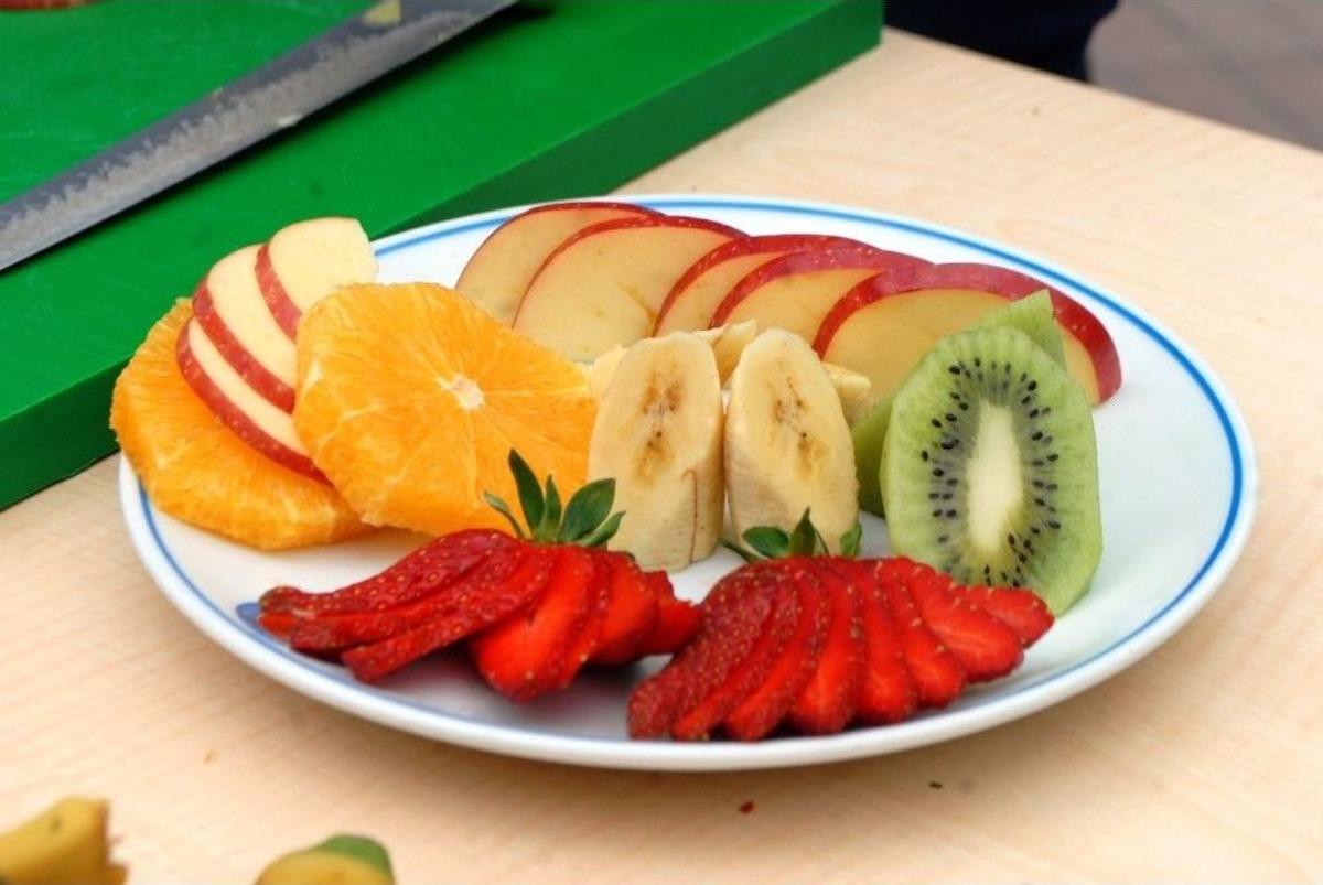 Gen&ccedil; Turizmcilerin Meyve Tabağı Ve Hızlı Servis Yarışı