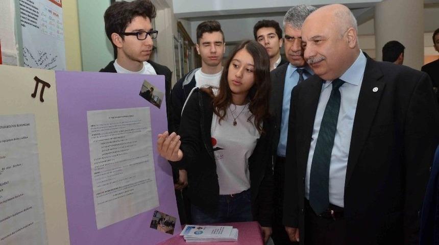 Rekt&ouml;r G&ouml;n&uuml;ll&uuml; Bilim Fuarını Gezdi