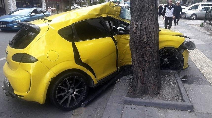 Kontrolden &Ccedil;ıkan Otomobil Ağaca &Ccedil;arparak Durabildi