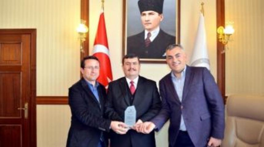 Kızılaydan, Vali Arslantaş&rsquo;a Kan Bağışı Desteği İ&ccedil;in Teşekk&uuml;r Plaketi