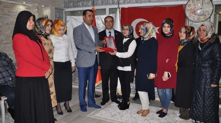 Diriliş Gen&ccedil;lik Derneğinden &rsquo;referandum&rsquo; Plaketi