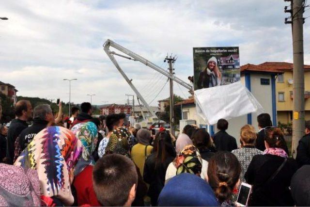 Üniversiteli Burcu'nun Kazada Öldüğü Yere Tabelası Dikildi