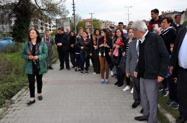 Üniversiteli Burcu'nun Kazada Öldüğü Yere Tabelası Dikildi