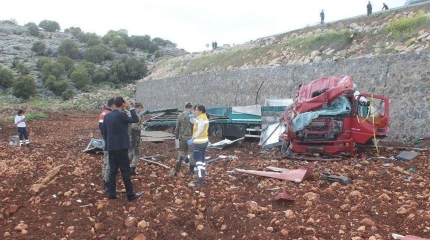 Gaziantep&rsquo;te Tır U&ccedil;uruma Yuvarlandı: 1 &Ouml;l&uuml;