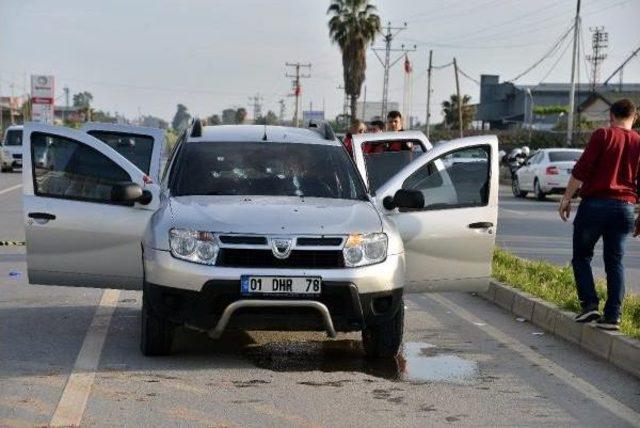 Otomobili Kalaşnikof Ve Tabancayla Taradılar: 1 Ölü, 2 Yaralı