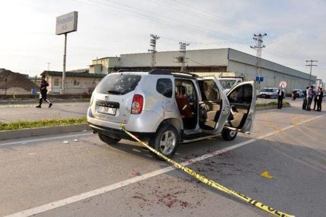 Otomobili Kalaşnikof Ve Tabancayla Taradılar: 1 Ölü, 2 Yaralı