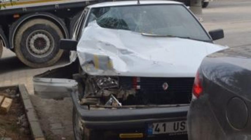 Otomobil Tıra &Ccedil;arptı: 4 Yaralı