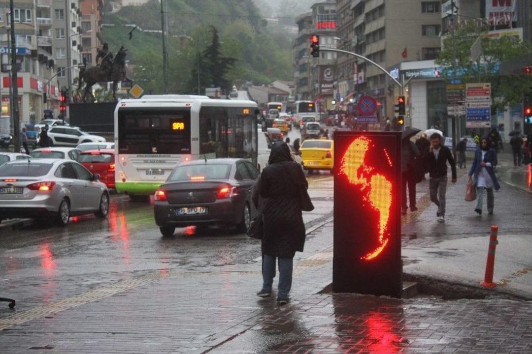 Fırtınaya Karşı Şemsiyeli M&uuml;cadele