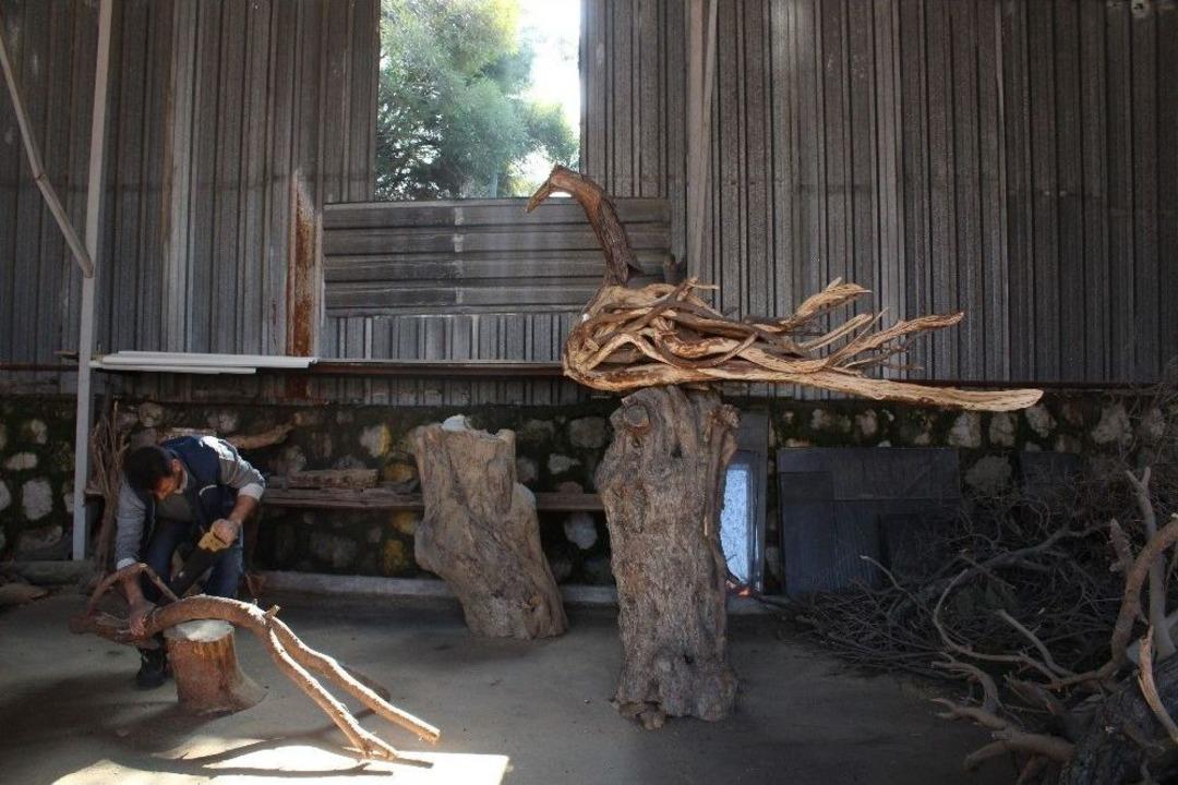 (&ouml;zel Haber) Yakılacak Ağa&ccedil; Dallarına Sanatını Yansıtıyor