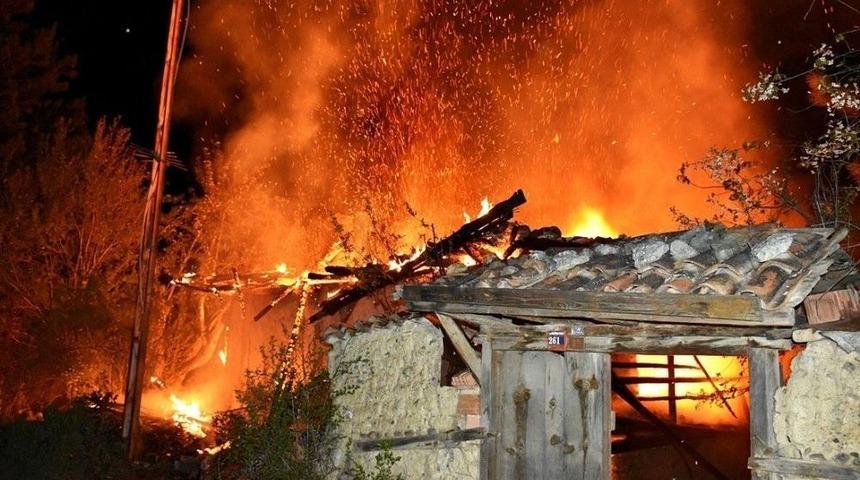 Akaryakıt İstasyonu Yanında &Ccedil;ıkan Yangın Korkuttu