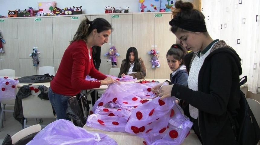 &Ccedil;&ouml;p Poşetleriyle 23 Nisan&rsquo;a Hazırlanıyorlar