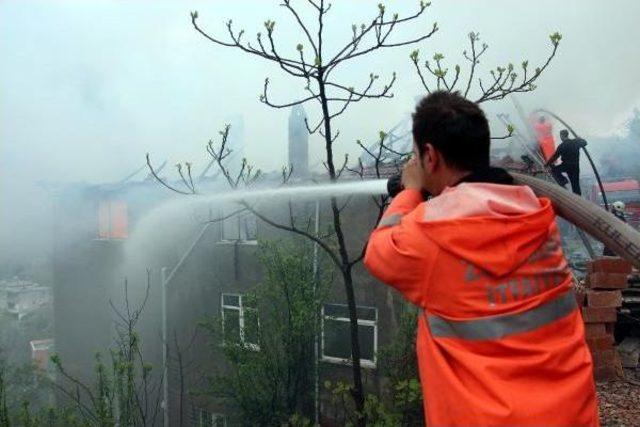 Evinde Yangın Çıkan Genç, Pencereden Atlayarak Kurtuldu