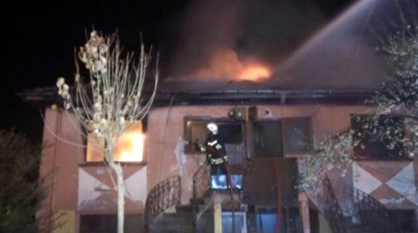 Silahla Ayağından Vurdukları Şahsın Evini Yaktılar