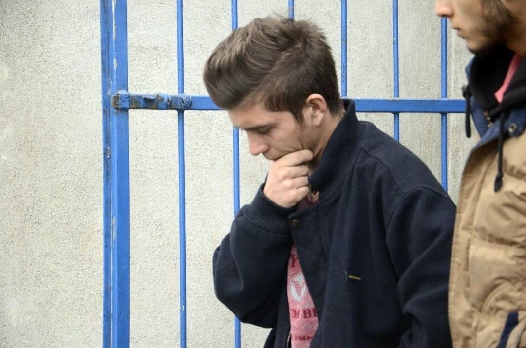 Alevler Arasında Uyanınca, 5 Metreden Y&uuml;kseklikten Aşağıya Atladı