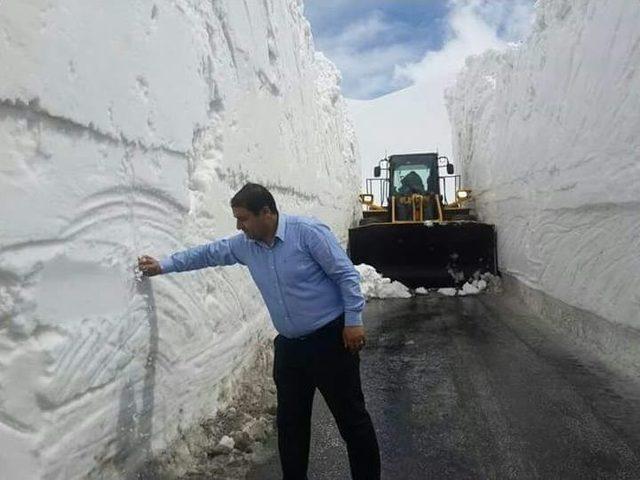 Bahçesaray Yolunda Kar Temizleme Çalışması