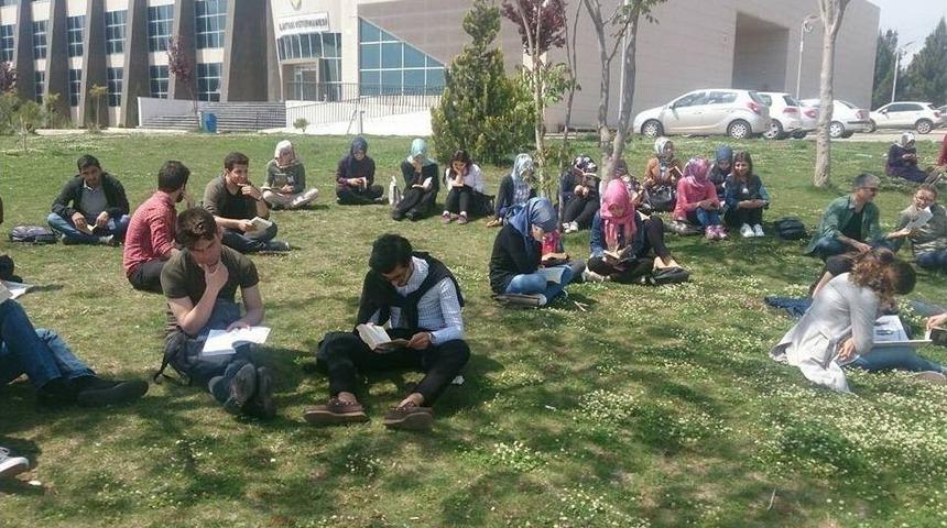 Hr&uuml; &Ouml;ğrencilerinden Kitap Okuma Etkinliği