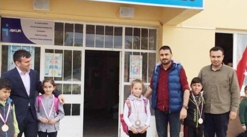 Kitap Kurtları &Ouml;d&uuml;llendirildi