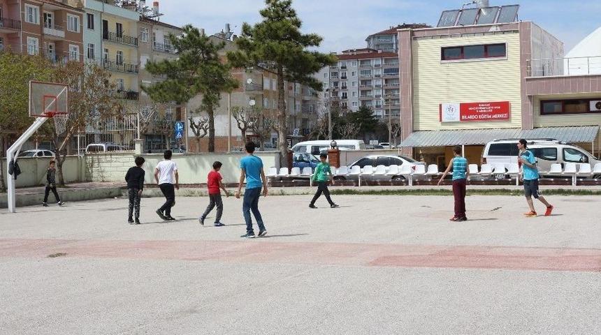 Karaman&rsquo;da &Ouml;ğrencilerden A&ccedil;ık Alan Basketbol Sahasına Yoğun İlgi