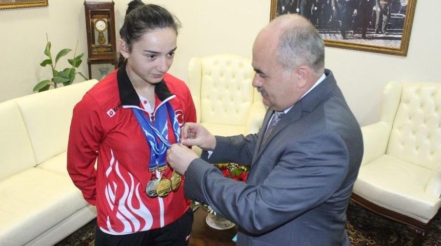 D&uuml;zce Valisi Dağlı, D&uuml;nya Şampiyonunu &Ouml;d&uuml;llendirdi